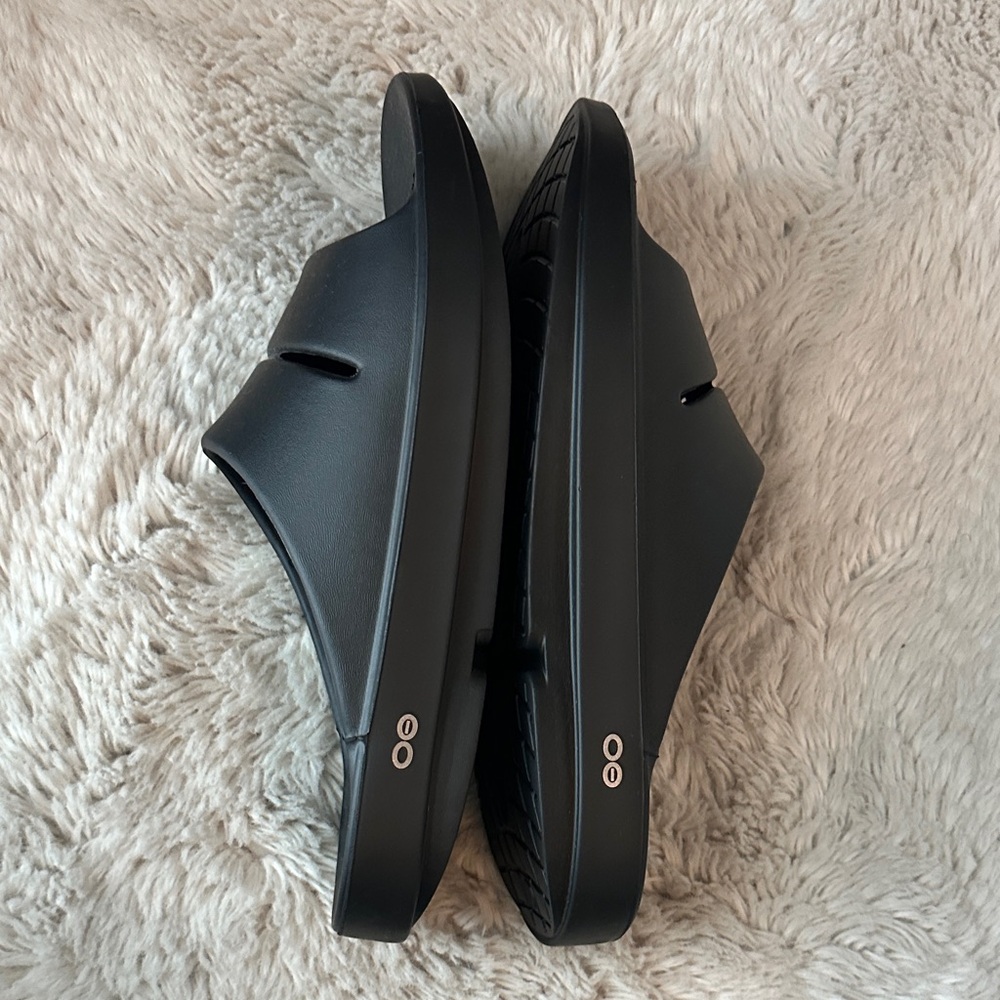 OOFOS Black Men's Sandals - Picture 5 of 7